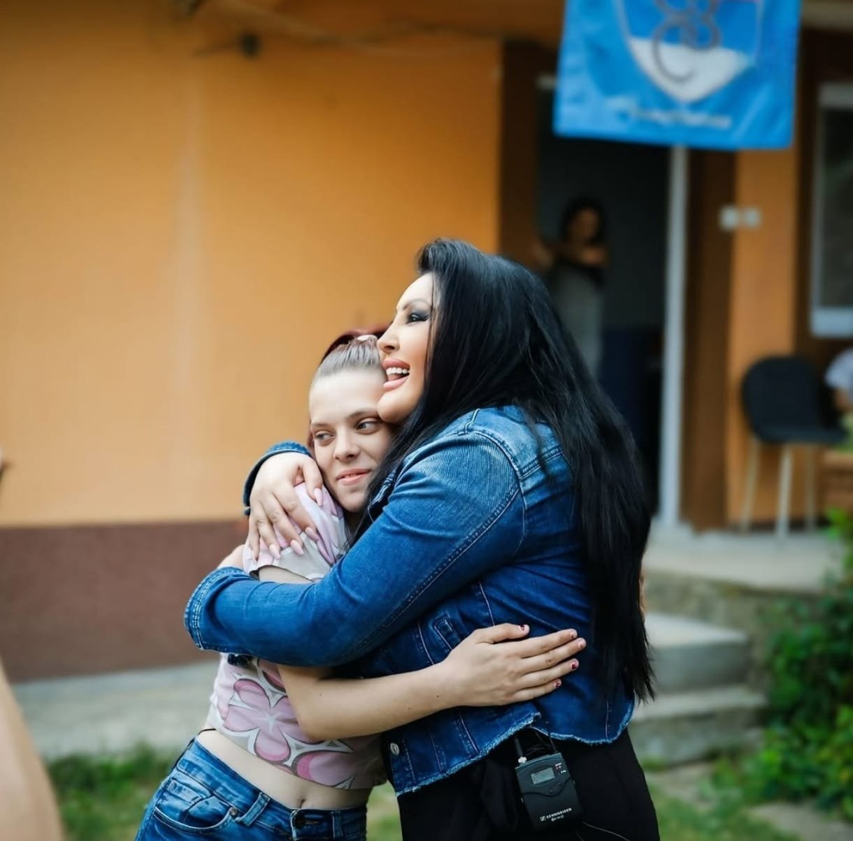 Dragana Mirković grli devojčicu u emotivnom trenutku podrške