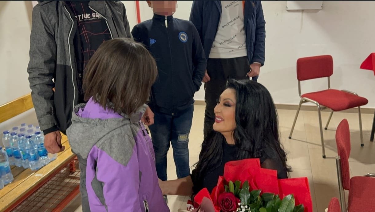 Topli susret Dragane Mirković sa detetom tokom humanitarnog obilaska