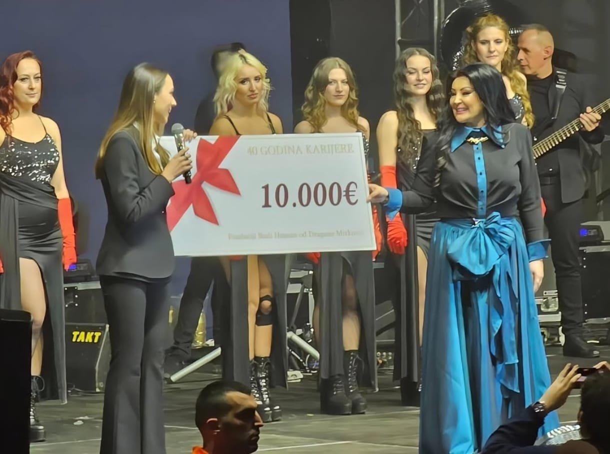 Dragana Mirković prima priznanje i donaciju povodom 40 godina karijere