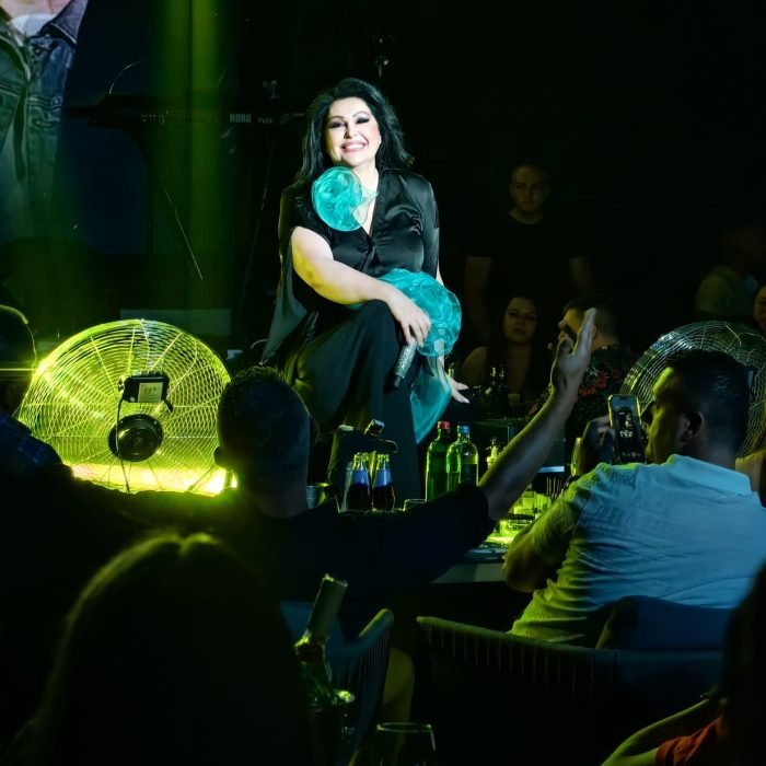 Dragana Mirković u bliskom kontaktu s publikom tokom emotivnog nastupa